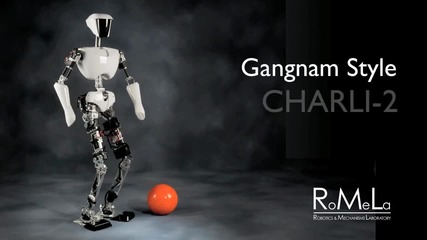 Робот играе в песента ,,gangnam Style"