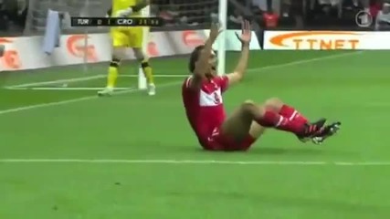 Вижте как Хамит Алтънтоп стана за смях с бездарна симулация