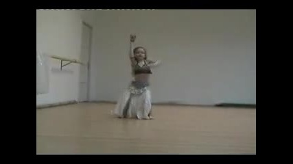 Малко момиченце танцува ориенталски танц 