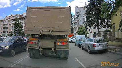 Самосвал в насрещното в еднопосочна улица