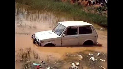 Lada Niva в 1 метър вода много смях 