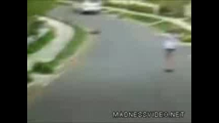 Жена Пада Със Скейтборд