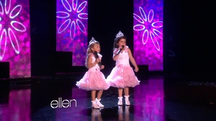 Sophia Grace и Rosie Sing пеят 'rolling in the Deep'