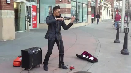 Уличен музикант свири на електрическа цигулка! Страхотно изпълнение!