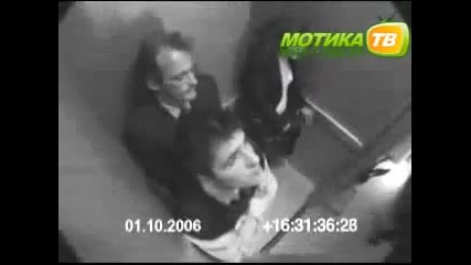 Луда жена в асансьор 