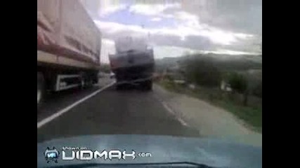 Малко се е наклонил, но важното е, че върви