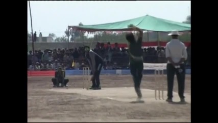Пакистанска крикет звезда зарадва бежанци