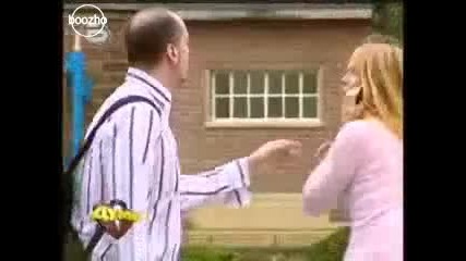 Жена си показва гащите,  Скрита Камера