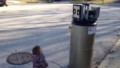 Малко момиченце приема бойлер за робот .