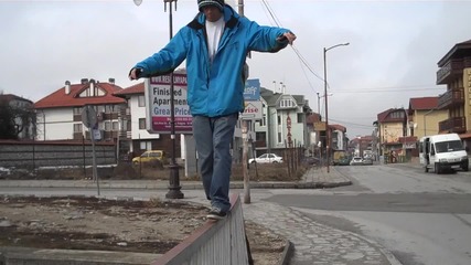 Ники ходи по парапет над барата в Банско 