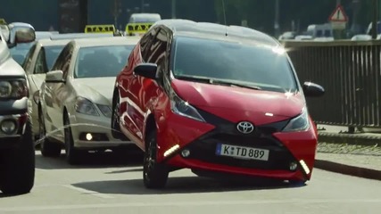 Toyota Aygo макрира територията си - забавна реклама !