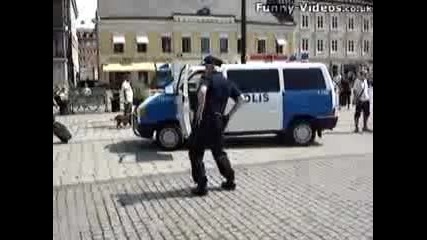 Полицай танцува 