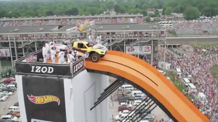Танер Фауст-световен рекорд за най-дълъг скок с кола