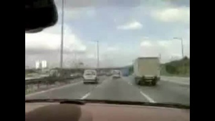 Porsche на магистралата прави шоу