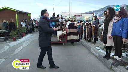 Коледари обикалят село Челопеч