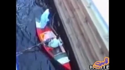 Лодка приклещена между два кораба 