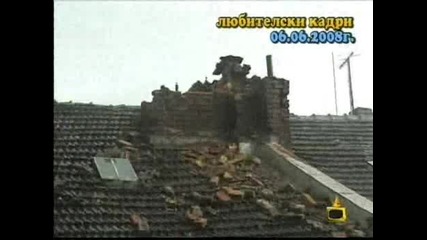Падащ комин по време на големите дъждове в София - Любителски кадри 
