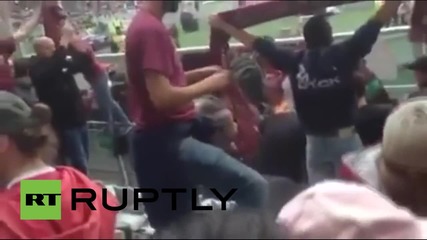 Италия: Футболни фенове са наранени от хвърлена бомбичка