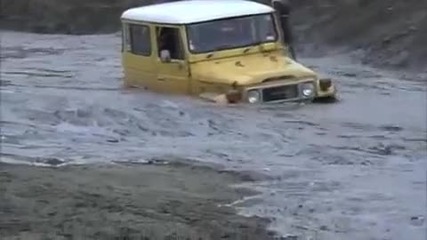 Land Cruiser Fj40 във вода 