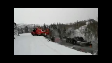 Пътна помощ и тир катастрофирват в Северна Норвегия