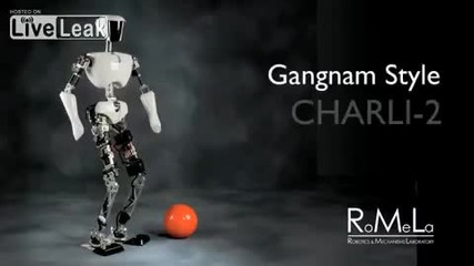 Робот танцува Gangnam Style