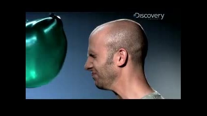 Засилен балон в лицето на човек в забавен кадър *удивително* 