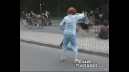 Весела Танцуваща Бабка