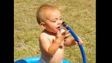 Сладко Бебе Се Опитва Да Пие Вода