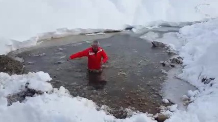 Крушарски цопна в ледена вода за здраве