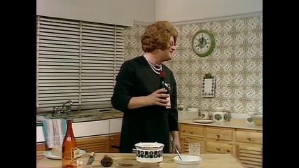 The Benny Hill Show - S03е01 - Fun in the Kitchen with Johnny and Cranny Faddock (24.11.1971)