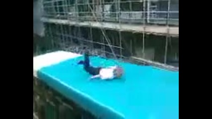 Лудо хлапе скача върху автобус! 
