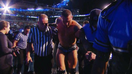 Помагат на Ренди Ортън след атаката на Джеф Харди: WWE 21.8.2018
