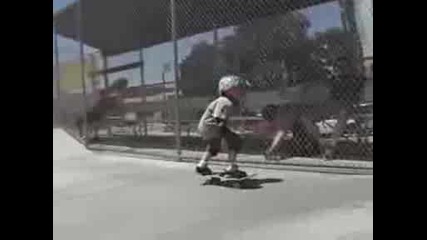 Шест - годишен скейтбордист