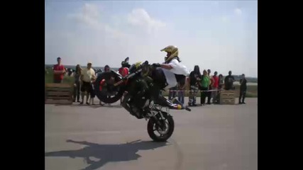 crazy streetfighter stunt moto show!!! must see!!! 