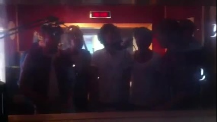One Direction пеят What makes you beautiful при радио spin 1038
