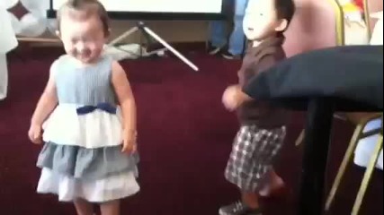 Бебета танцуват Gangnam style