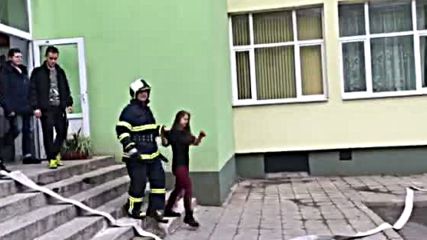Пожарникарско учение в СУ "Добри Чинтулов" в Бургас, част 2