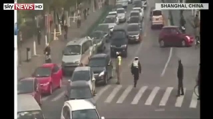 Китайски полицай с риск за живота си успява да спре пиян шофьор!
