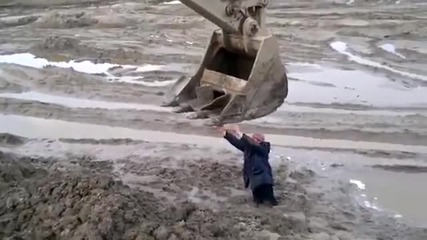 Опитен багерист помага на човек заседнал в калта