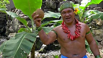 Ето как се бели кокосов орех в Полинезия