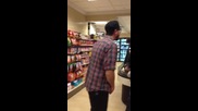 Пиян пикае в магазин и яде бой