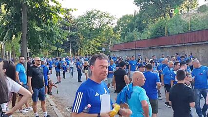 Фенове щурмуват входовете към "Георги Аспарухов"