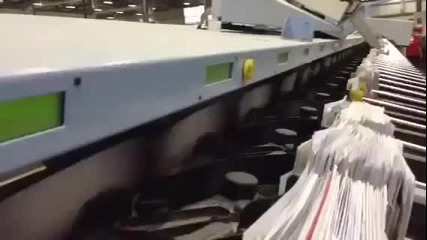 Гледайте какво се случва с пощата, когато мине през машина за сортиране