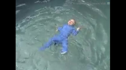Това бебе пада в басейн, вижте как то само спасява себе си
