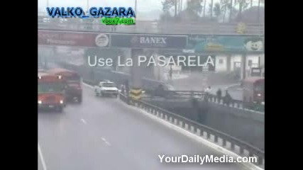 Кола помита пешеходци