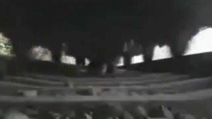Ужас!! Влак преминава през луд мъж лежящ на релсите