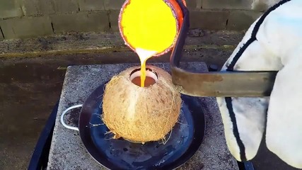 Какво се случва когато сложим разтопена мед в кокосов орех