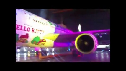 Украсен в " Hello Kitty " самолет