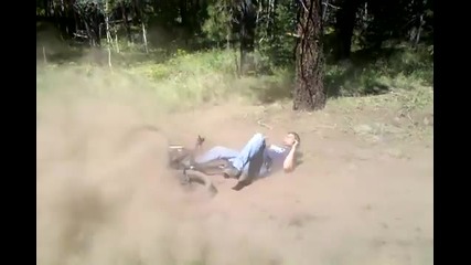 Мъж се пребива по много тъп начин
