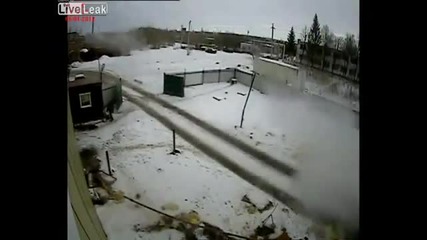 Как камион отнесе тръба за парно